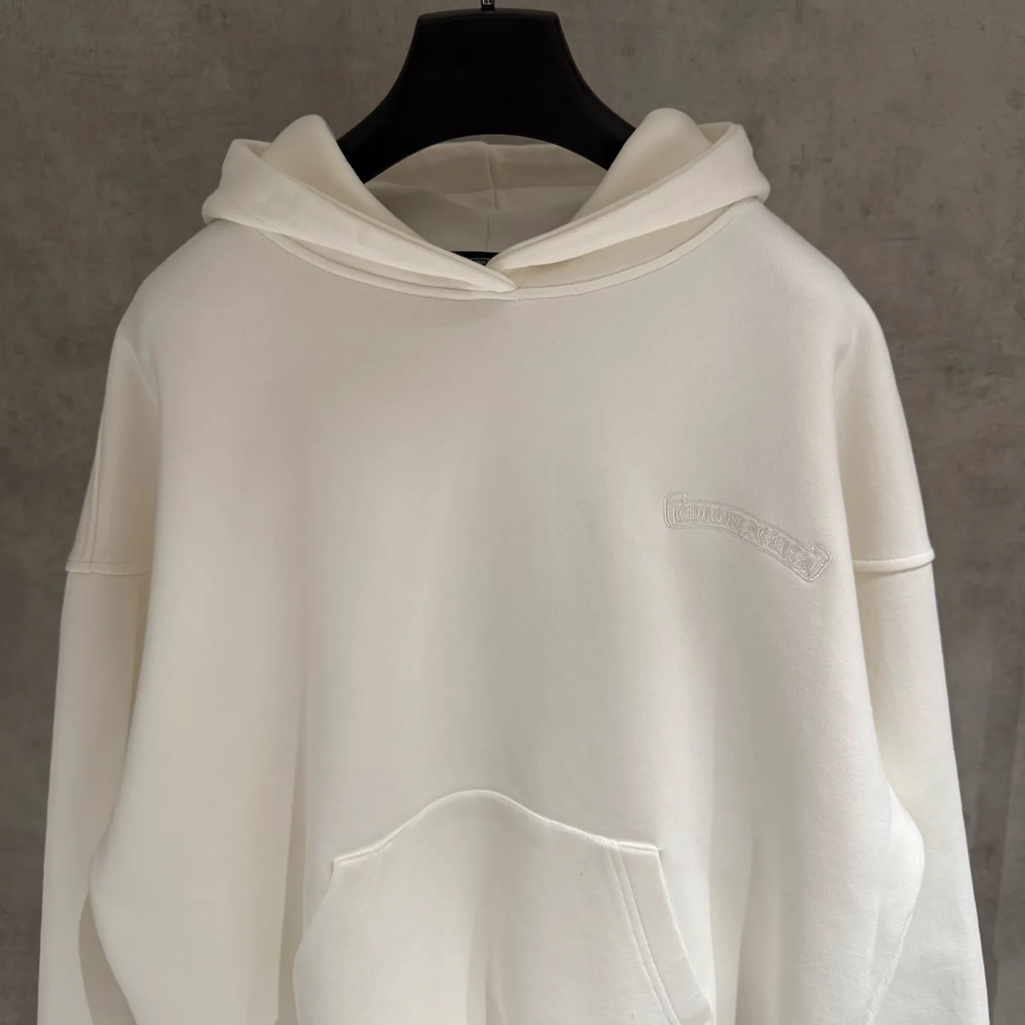 🅿️390 [Strict quality control] CH Croixin's new long-sleeved hooded sweatshirt. The fabric is made of heavy 480g double yarn fabric. The whole garment is washed. The front and rear panels are laser-burned. The ready-to-wear wash is loose. The fabric is stiff and stylish. It does not deform or shrink. Color: black, white, floral gray. Size: M-2xl